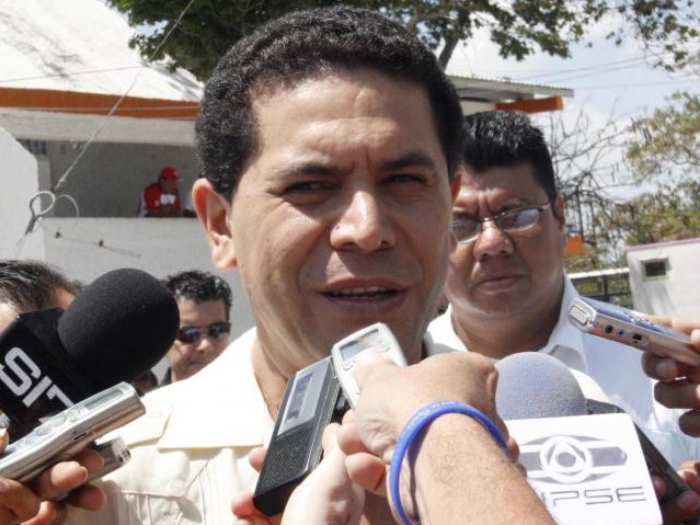 Thị trưởng Gregorio Sanchez giữa vòng vây các nhà báo