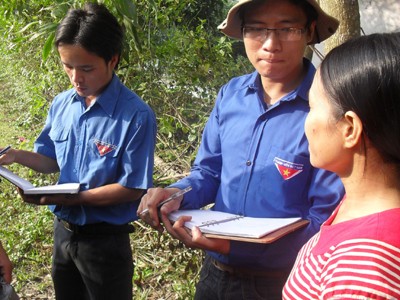 Anh Lương (bìa trái) đi lập danh sách cứu trợ lũ lụt