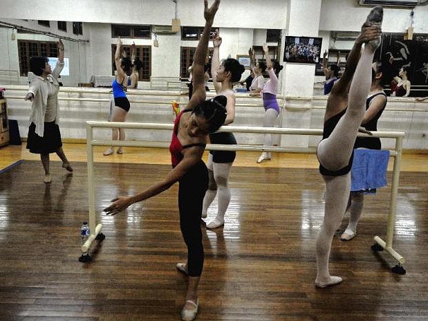Ngắm nữ sinh trường múa ba lê khổ luyện