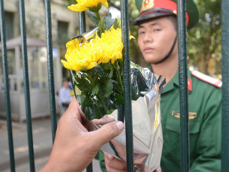 Hàng nghìn người mang hoa đến cổng nhà Đại tướng