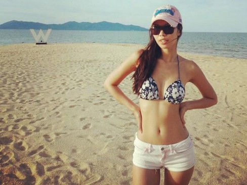 Đi 'hành xác', Hà Anh vẫn bốc lửa với bikini