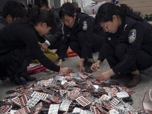 Cảnh sát Trung Quốc bắt giữ một cơ sở sản xuất thuốc ở tình Hồ Nam (Nguồn: China Daily)