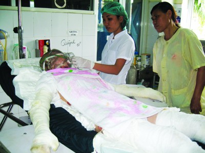 Bác sĩ đang hỏi thăm sức khỏe bệnh nhân bị bỏng Ảnh: Thái Hà