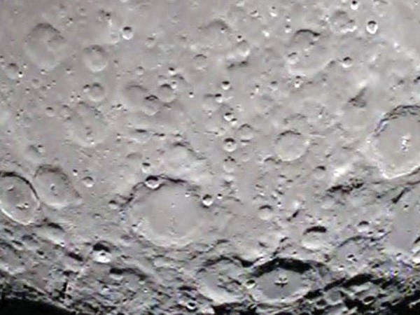 Trên Mặt trăng nhiều miệng núi lửa khổng lồ