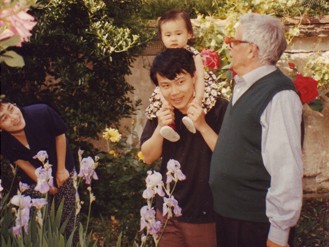 GS Ngô Bảo Châu và con gái cùng ông Rogermortier ở ngôi nhà tại Pháp (Tuổi Trẻ)