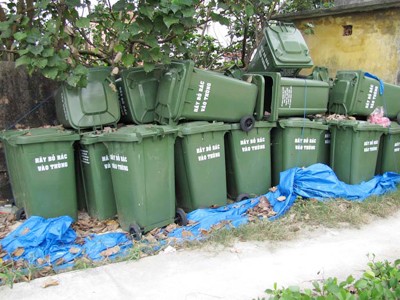 Thùng xử lý rác tại xã Phú Thuận (huyện Phú Vang) bị xếp xó Ảnh: Ngọc Văn