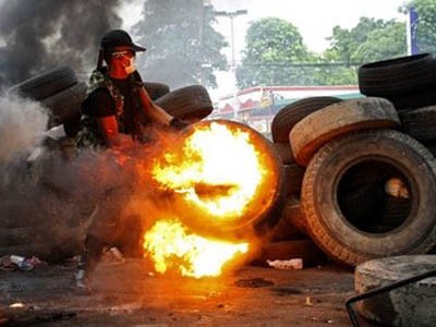 Người biểu tình tiếp tục bám trụ “vùng chiến” tại Bangkok
