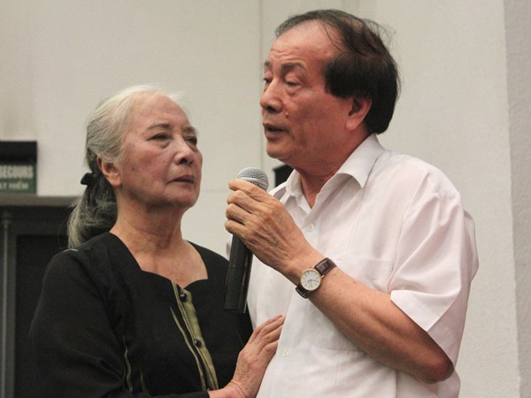 Bà Tố Nga, vợ nhà nghiên cứu Hoàng Ngọc Hiến cùng nhà thơ Hữu Thỉnh tại hội thảo. Ảnh: Mi Ly