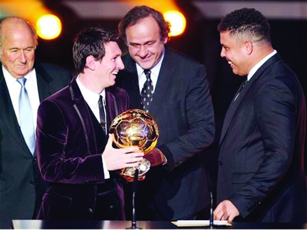 Messi lần thứ ba nhận danh hiệu Quả bóng vàng FIFA. Ảnh: AP