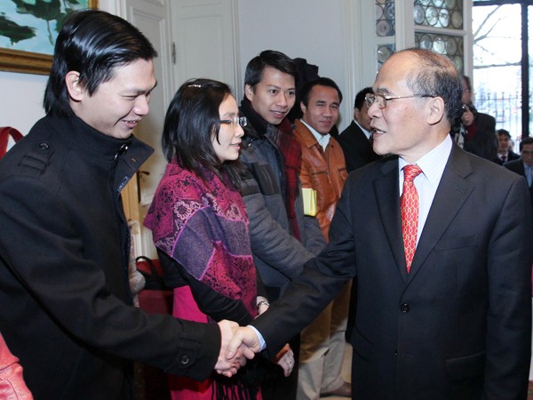 Chủ tịch Quốc hội Nguyễn Sinh Hùng gặp gỡ bà con kiều bào, du học sinh và cán bộ nhân viên Đại sứ quán Việt Nam tại Bỉ ngày 6-12. Ảnh: TTXVN