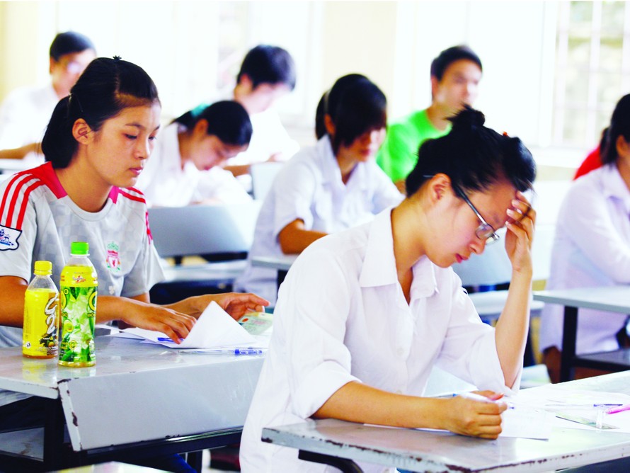 Những giây phút căng thẳng của thí sinh ở điểm thi Đại học Văn hóa Hà Nội