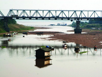 Sông Hồng trơ đáy, nhiều tàu thuyền mắc cạn (ảnh chụp 7h sáng 1-11) Ảnh: Minh Đức