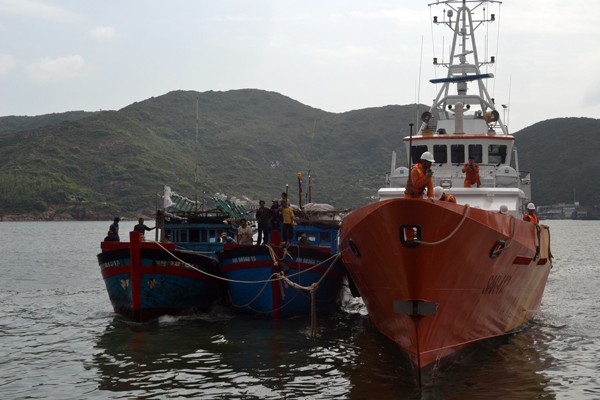 Cứu hai tàu cá và 15 ngư dân gặp nạn trên vùng biển Hoàng Sa