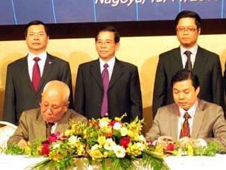 Chủ tịch nước Nguyễn Minh Triết (giữa, hàng sau) chứng kiến lễ ký một số thỏa thuận hợp tác
