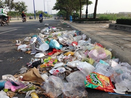 Đại lộ hiện đại nhất Sài Gòn đón năm mới…đầy rác