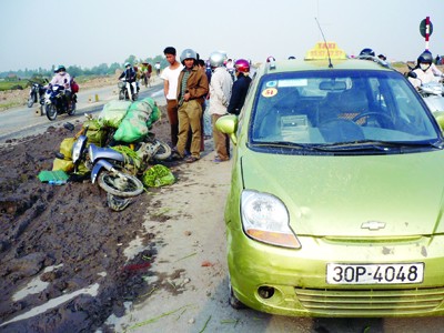 Một vụ tai nạn liên hoàn trên Đại lộ Thăng Long do “hung thần” đánh rơi phế thải Ảnh: T.Đảng