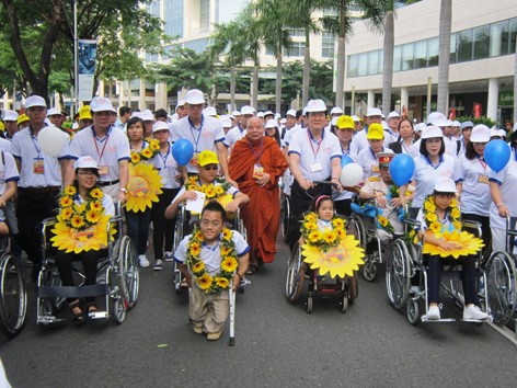 Chủ tịch nước Trương Tấn Sang đi bộ gây quỹ từ thiện