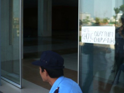 Thay vì đón tiếp người dân vào thăm Cung Quy hoạch, người dân đọc được dòng chữ “Không quay phim, chụp ảnh” dàn trên cửa kính im lìm