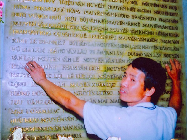 Anh Hoàng Văn Đạt tại Bảng vàng liệt sĩ Nghĩa trang đồi A1, nơi có ghi tên ông Nguyễn Văn Lập