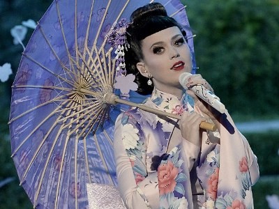 Katy Perry hóa nữ Geisha gợi cảm tại AMA 2013