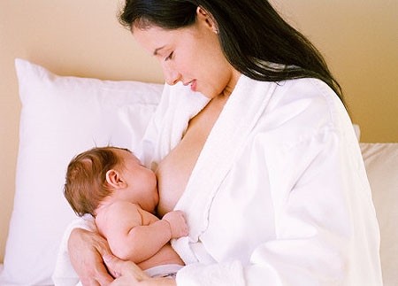 Sữa mẹ “vắc-xin” dành cho trẻ
