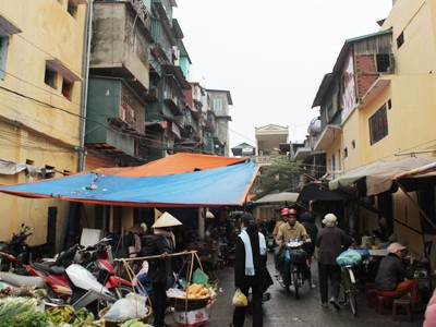 Sân chung cư B1 - khu Trại Găng (Hà Nội) biến thành chợ tạm