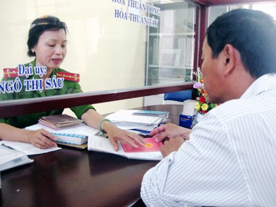 Hướng dẫn người dân làm thủ tục hồ sơ nhập cư tại Đội Quản lý hành chính, Công an quận Hải Châu Ảnh H. Văn