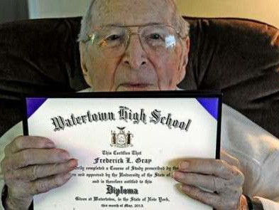 Cụ ông 97 tuổi nhận bằng tốt nghiệp sau 80 năm