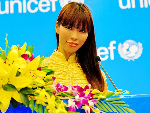 Hà Anh duyên dáng áo dài làm đại sứ Unicef