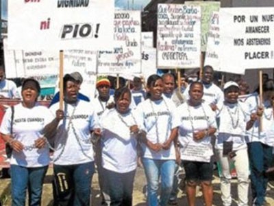 Hàng trăm phụ nữ ‘biểu tình sex’ đòi mở đường