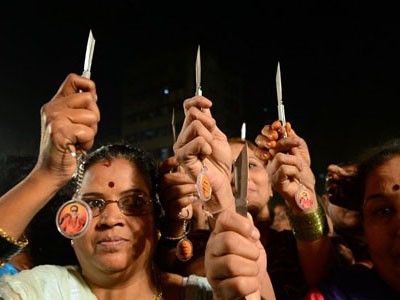 Phụ nữ Ấn Độ được phát dao đề phòng cưỡng hiếp