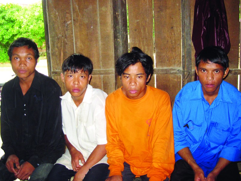 Các đối tượng bắt cóc kiểm lâm, Trần Xuân Lành mặc áo xanh (bên phải)