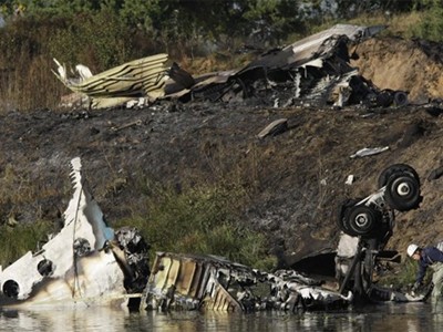 Máy bay rơi, 43 người chết
