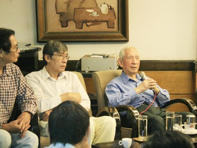 Nhà nghiên cứu Nguyễn Đình Đầu (ngoài cùng bên phải)