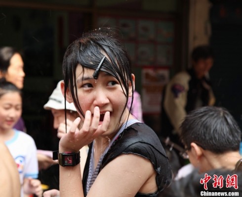 Bạn trẻ châu Á rộng ràng trong lễ hội Songkran