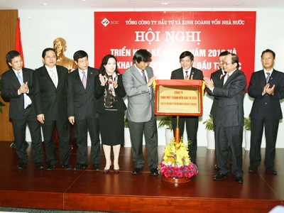 Ông Phạm Viết Muôn (trái) Phó chủ nhiệm VPCP, Phó trưởng ban thường trực Ban chỉ đạo đổi mới và phát triển doanh nghiệp và Tổng giám đốc SCIC khai lụa bảng tên khai trương công ty SIC