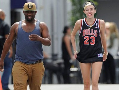 Miley Cyrus ‘mặc quần cũng như không’ xuống phố