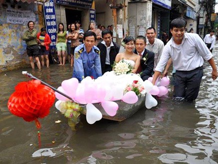 Đám rước dâu trong mưa lũ