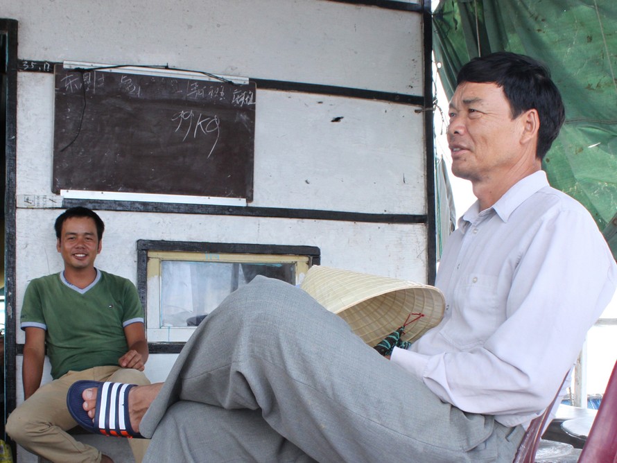 Người Trung Quốc trên bè của họ ở vịnh Cam Ranh Ảnh: Cam Linh