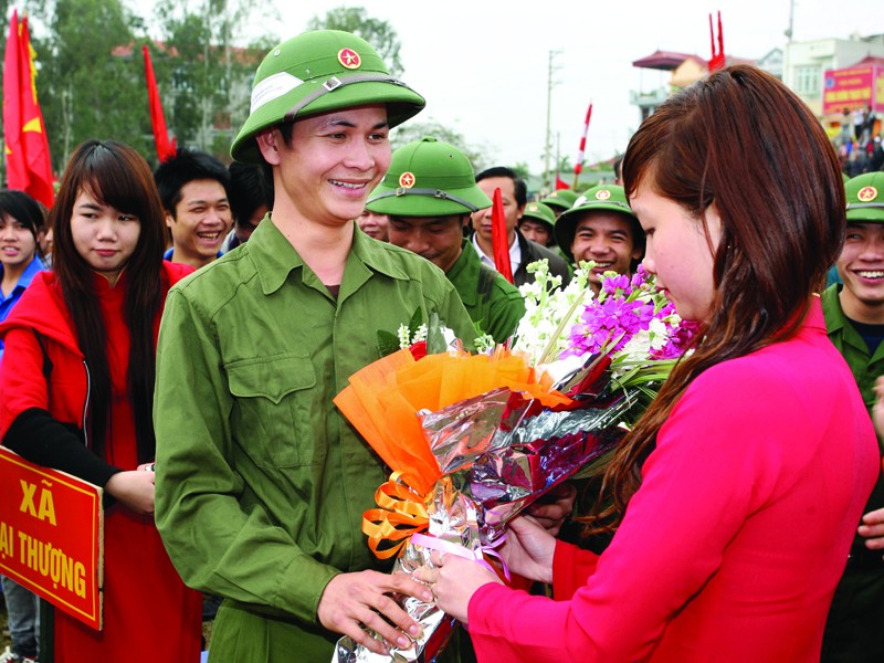 Nữ sinh huyện Thạch Thất (Hà Nội) tặng hoa cho tân binh trước giờ tòng quân