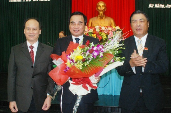 Bí thư Thành ủy Nguyễn Bá Thanh và Phó Trưởng ban Tổ chức Trung ương Trần Văn Minh tặng hoa chúc mừng tân Chủ tịch UBND thành phố Văn Hữu Chiến