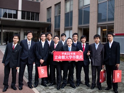 Sinh viên Việt Nam tại Đại học Ritsumeikan, tỉnh Shiga, Nhật Bản nhận bằng tốt nghiệp, ngày 21-3 Ảnh: Vũ Nhật Minh