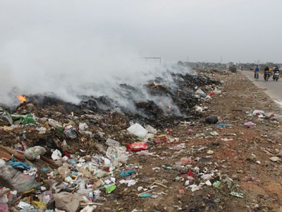 Bãi rác cạnh thị trấn Chúc Sơn (Chương Mỹ) đang âm ỉ cháy