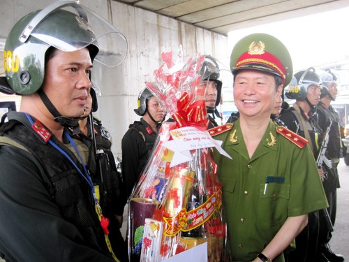 Thứ trưởng Phạm Quý Ngọ tặng quà chúc Tết cho cán bộ chiến sĩ cảnh sát cơ động K20 chốt đóng quân tại ngã tư An Sương