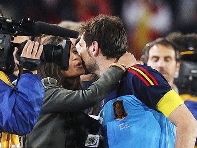 Bạn gái ôm hôn và... phỏng vấn Casillas