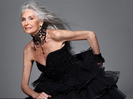Siêu mẫu Daphne Selfe quyến rũ ở tuổi 83