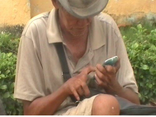‘Sốc’ với ông già ăn xin xài… iPhone