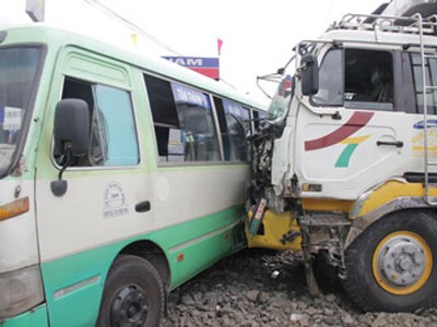 Chiếc xe tải nặng 62L-5799 gây tai nạn liên hoàn chỉ dừng lại khi tông vào xe khách 25 chỗ. Ảnh: ĐĂNG LÊ