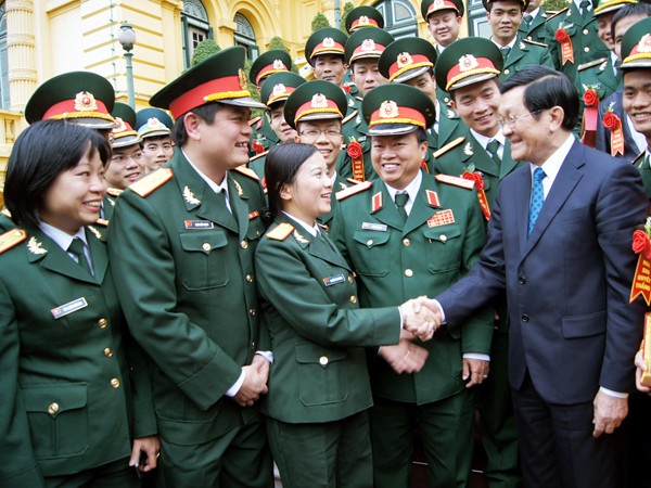 Chủ tịch nước Trương Tấn Sang cùng các đại biểu thanh niên ưu tú trong quân đội. Ảnh: Nguyễn Minh