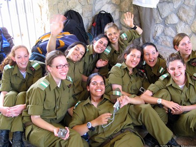 Thiếu nữ Israel trong quân ngũ. Ảnh: Militaryphotos.net